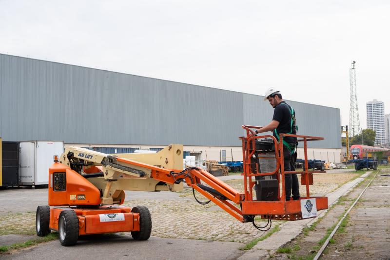 Locação de Plataformas Articuladas de 15m em São Paulo: A Solução Ideal para Trabalhos em Altura Locação de Plataformas Articuladas de 15m em São Paulo: A Solução Ideal para Trabalhos em Altura